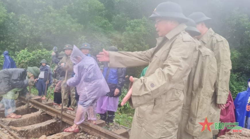 CẬP NHẬT MƯA LŨ TẠI HÀ TĨNH: Lực lượng vũ trang Quân khu 4 huy động lực lượng khắc phục hậu quả mưa lũ tại Hà Tĩnh